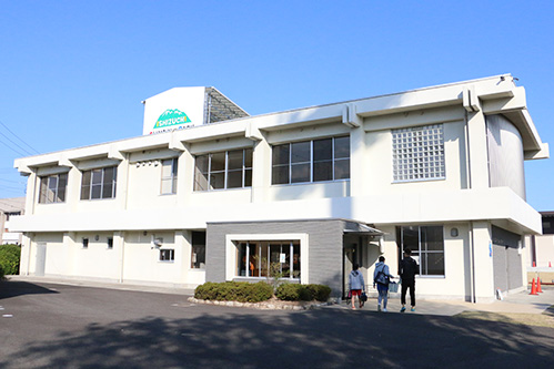 受付は隣の施設へお越しください