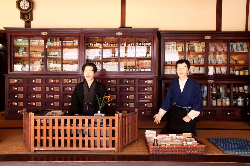 大正時代の薬屋の店頭の様子。当時の薬屋がどんなものを取り扱っていたのか調べてみるのもおもしろい。
