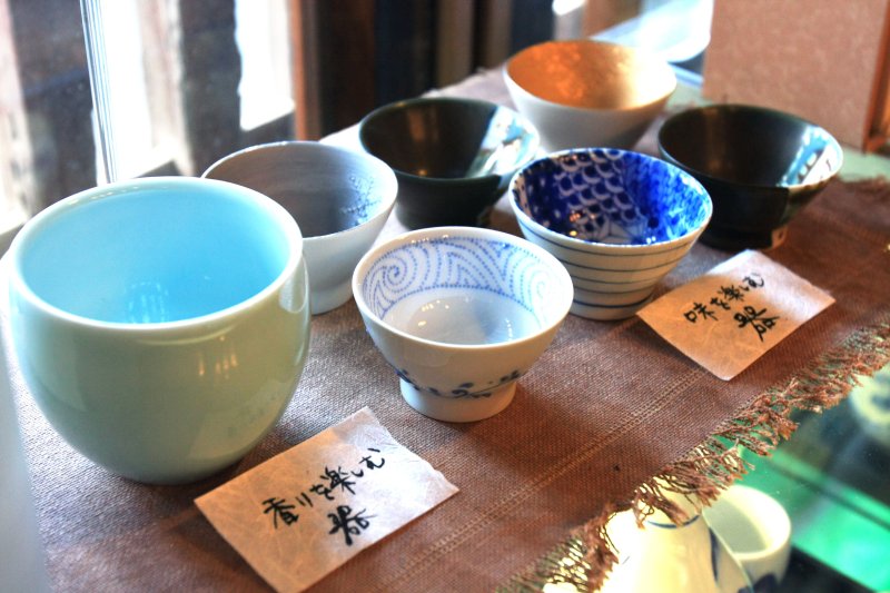 地元の砥部焼作家とコラボして、お酒のイメージに合わせた酒器を作り限定で販売している。