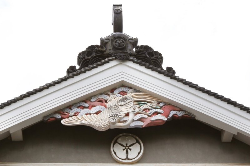 見事な鶴の装飾が施された懸魚（げぎょ）は富の象徴。