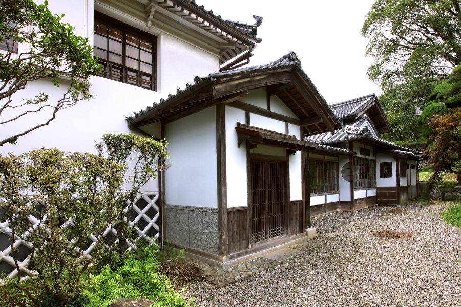 昭和初期に増改築された玄関や水まわりの外観、庭の一部は見学可能。