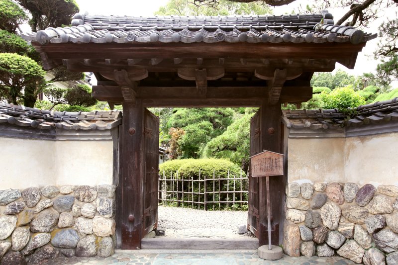 住宅にありながらお寺のような門構え。まさに贅の限りを尽くした豪邸。
