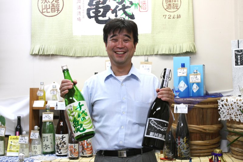 代表銘柄の「千代の亀」を始め、半解凍のシャーベット状で味わう「銀河鉄道」など数多くの銘酒を販売している。