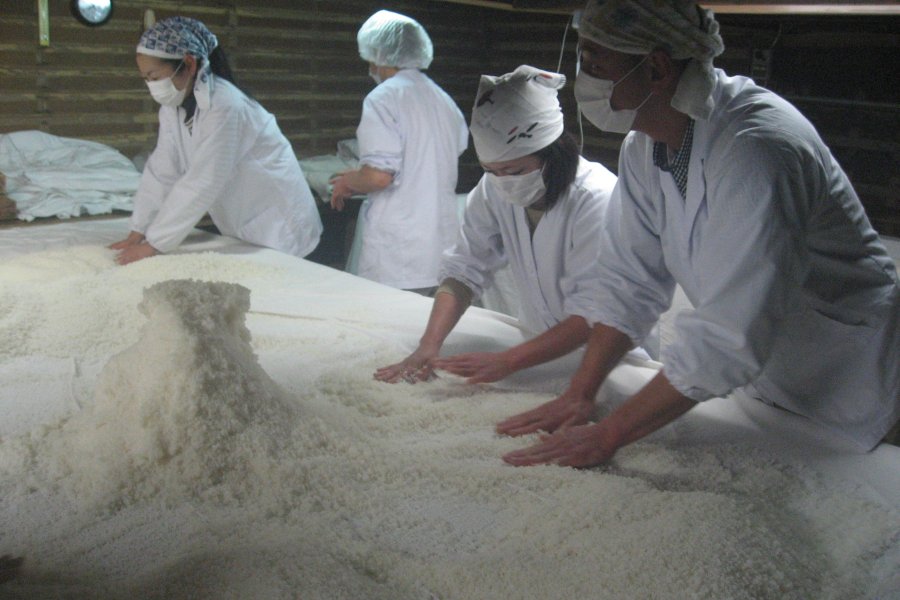 酒造りにとって味を左右する一番重要な工程である麹が造られる麹室（こうじむろ）は、衛生面、温度と湿度の管理を徹底的に行っている。 