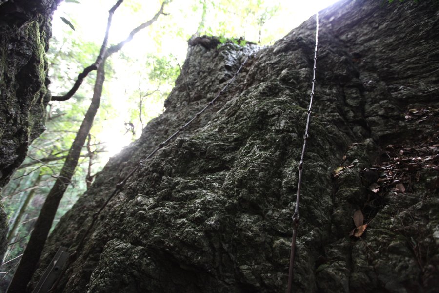 最後の難関となる断崖絶壁の大岩には二筋の鎖が掛けられており、鎖を伝い登れば頂上の祠に到着できる。
