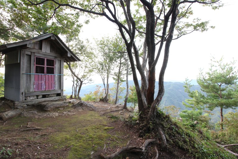 標高600mにある大きな岩に鎮座する祠。頂上は岩の上と思えぬほど開けており、春夏秋冬美しい風景を満喫できる。