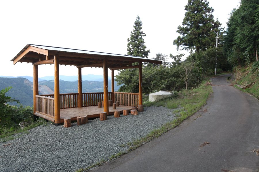 だらり権現の登山入口となる場所には休憩所が設置され、眼下には風情溢れる町並みや、遠くの連なる山並みも望める。