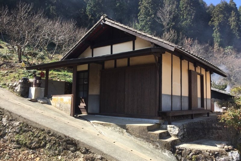 H29に完成した棚田を一望でできる宿「泉谷の宿　花穂」。月明かりで見る棚田も一興