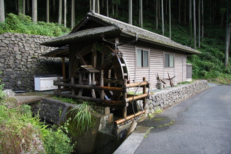 休憩スペースとトイレが設けられた水車小屋。棚田で作られたお米は、この水車の中で水力精米される。