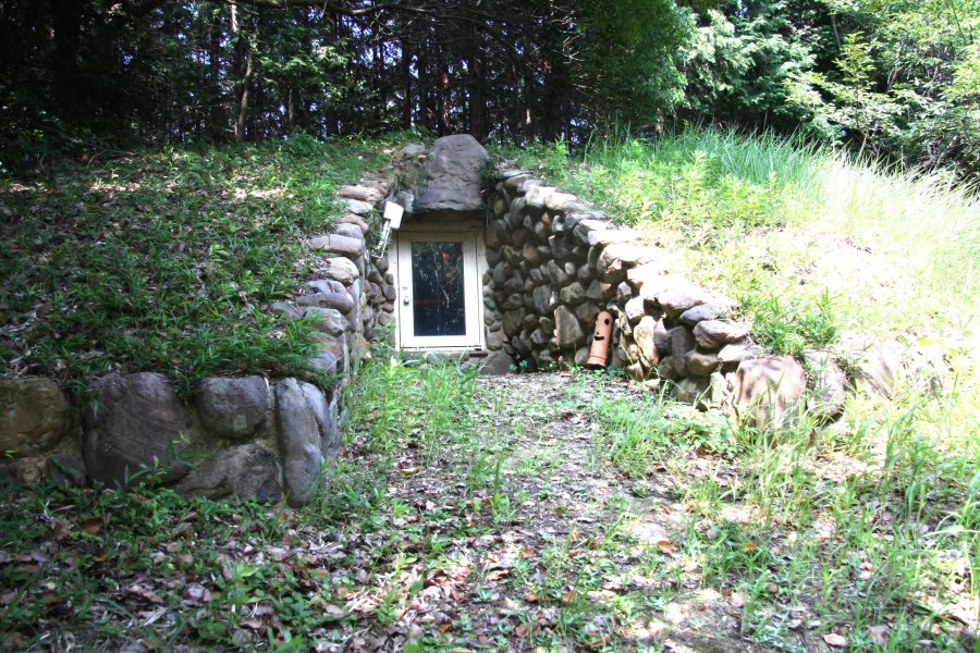 村の支配者や有力者を葬るための古墳も一部公開しており、保存状態の良好な内部の様子も実際に観察することができる。