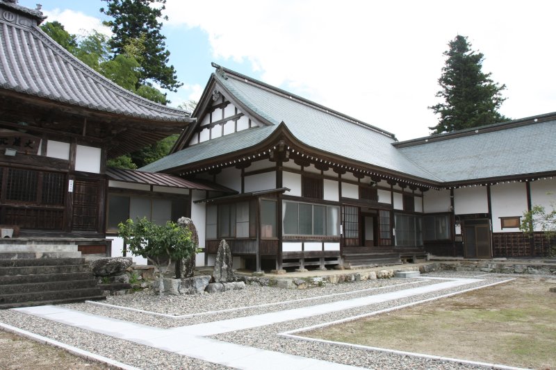 境内には本堂のほかに、観音堂や馬堂、えびす七福神などがあり、神仏集合の名残がうかがえる。