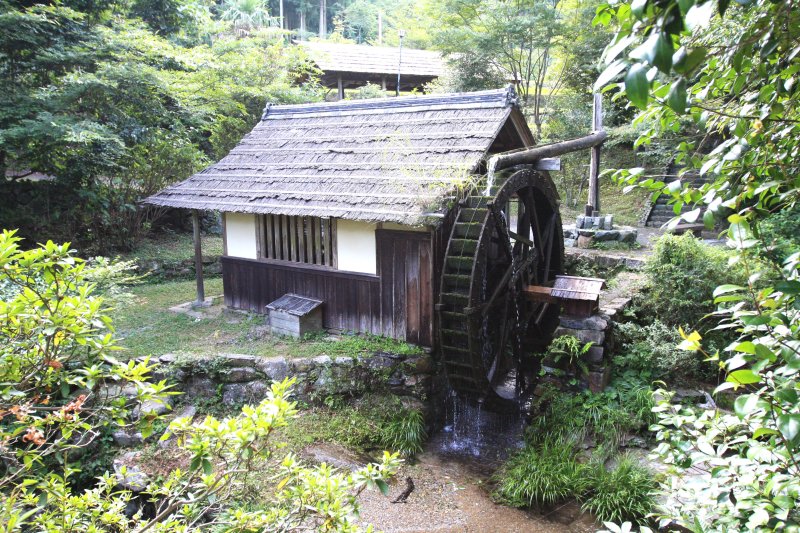 昔懐かしくも目新しくも映る、清流の中に佇む水車小屋。 