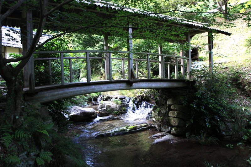清水川橋と名付けられた屋根付橋。屋根は杉皮で出来ていて独特の趣がある。