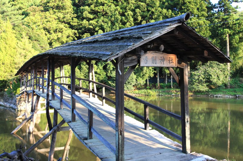 太鼓橋の屋根は杉皮葺き、棟は孟宗竹が使用されている。