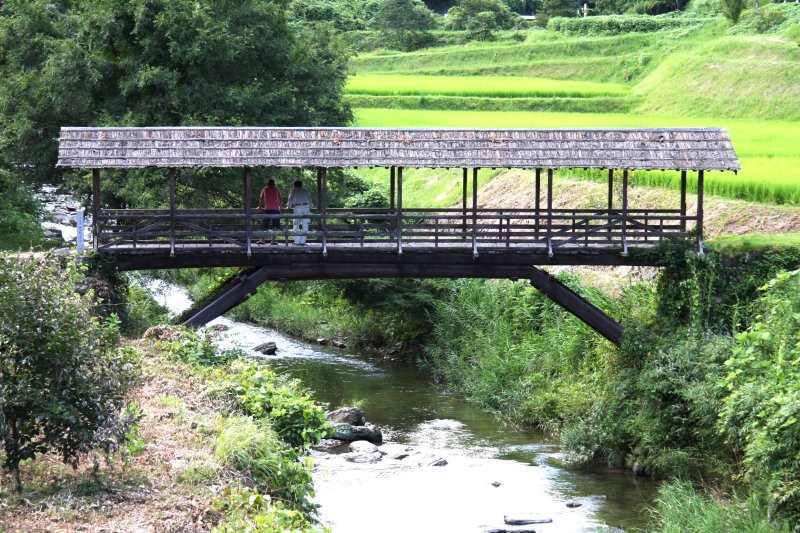 麓川には、かつてはこのような屋根付橋が10橋もかかっていたという。