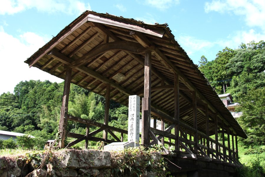 かつては農作物の保管場所にも利用されていた橋。現在は内子町指定有形文化財に指定されている。