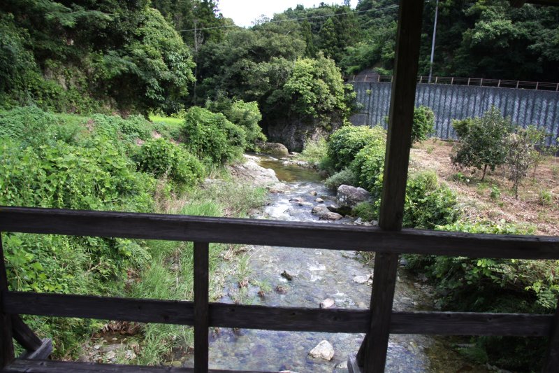 時間を忘れ、麓川のせせらぎや鳥のさえずりに耳を傾けたい。