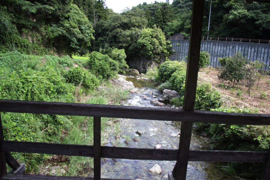 時間を忘れ、麓川のせせらぎや鳥のさえずりに耳を傾けたい。