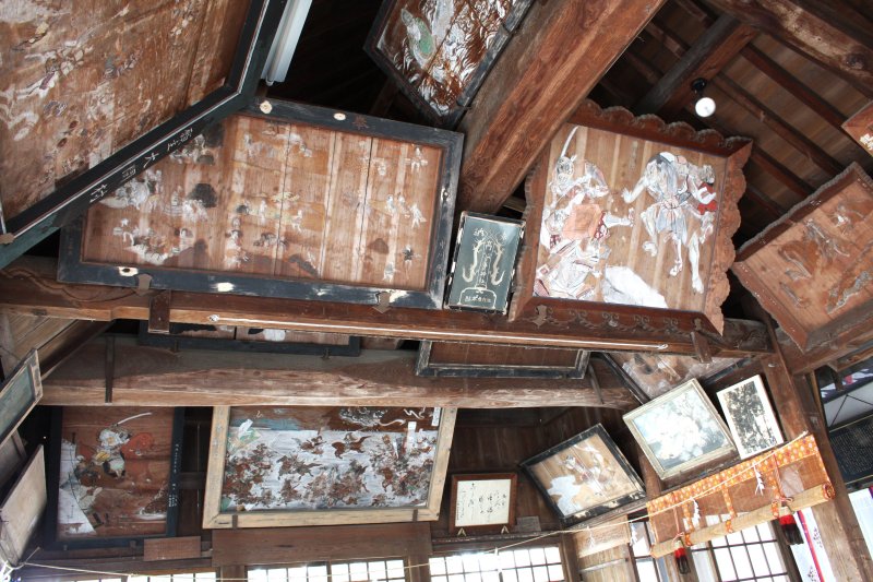 拝殿には、全国的にも珍しい稲作の様子を表した「四季農耕図」を始め、江戸時代末頃の庶民の願いを描いた絵馬額の傑作が多数奉納されている。
