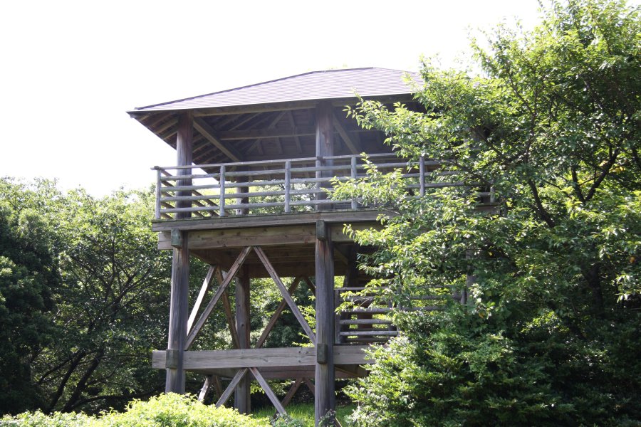 里を敵から守る見張りのため、見晴らしのよい場所に建てられた物見櫓。