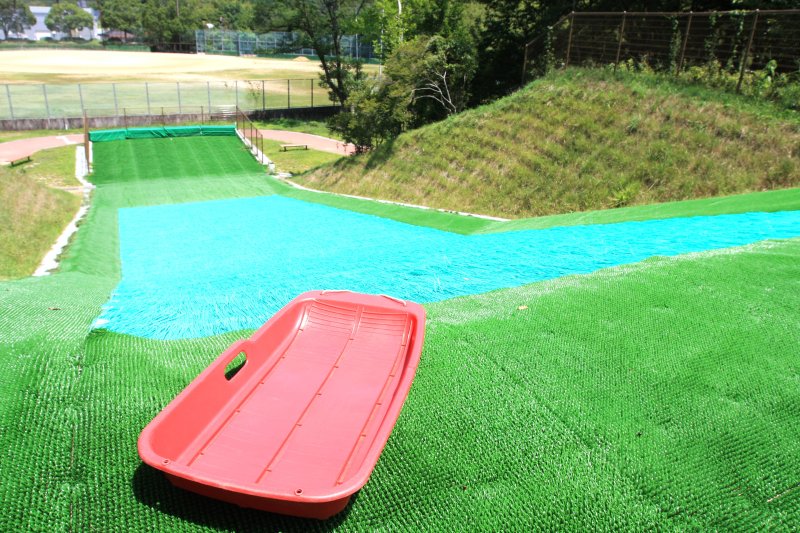 約35mある人工芝のちびっこゲレンデ。何回滑っても飽きない楽しさ！