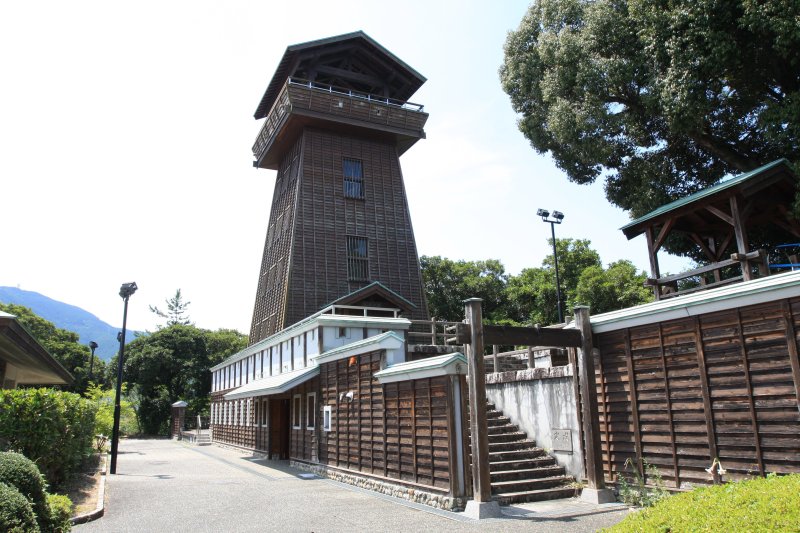 中世の砦を模した高さ18mの展望台。頂上からは内子町を一望できる。
