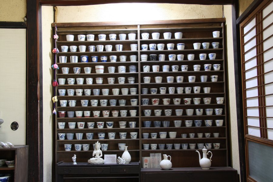 砥部町内の窯元で作られたそば猪口が展示・販売されている。