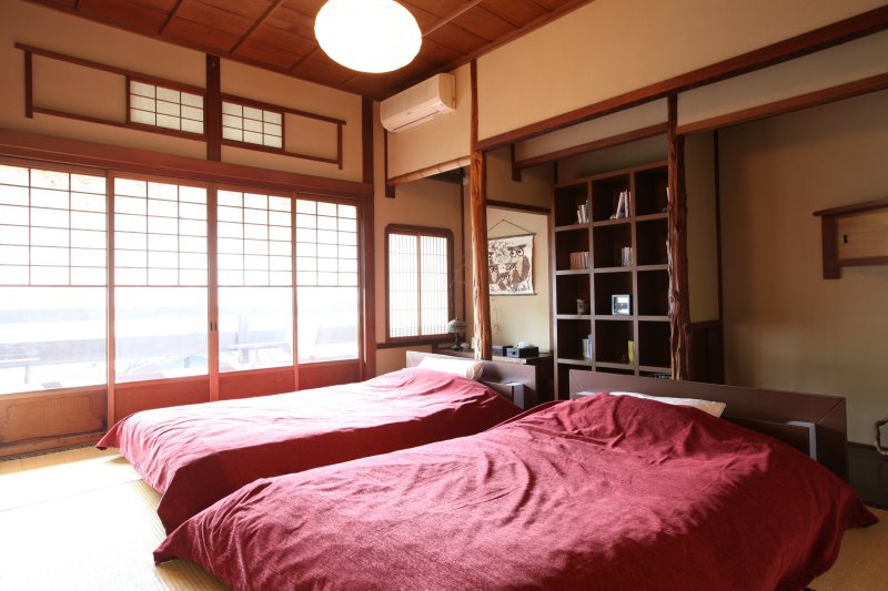 ノスタルジックな雰囲気漂う寝室には広々としたベットが用意されており、和風と洋風の独特な空気感が楽しめる。