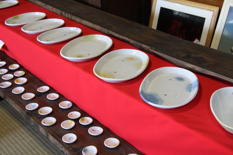 村の駅五本松の管理人が営む、永立寺窯の作品がずらりと並ぶ。店内は和室となっており心和む空間が広がる。