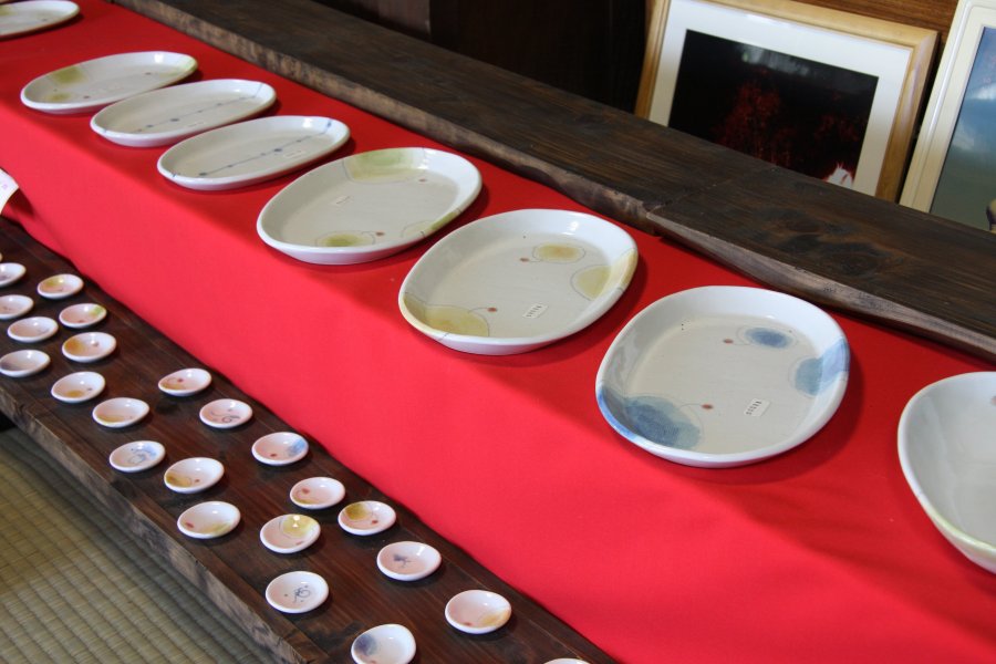 村の駅五本松の管理人が営む、永立寺窯の作品がずらりと並ぶ。店内は和室となっており心和む空間が広がる。