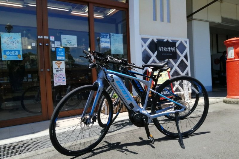 自転車で町並みを走ってみると、散策とはちょっと違った内子が見つかるかも。