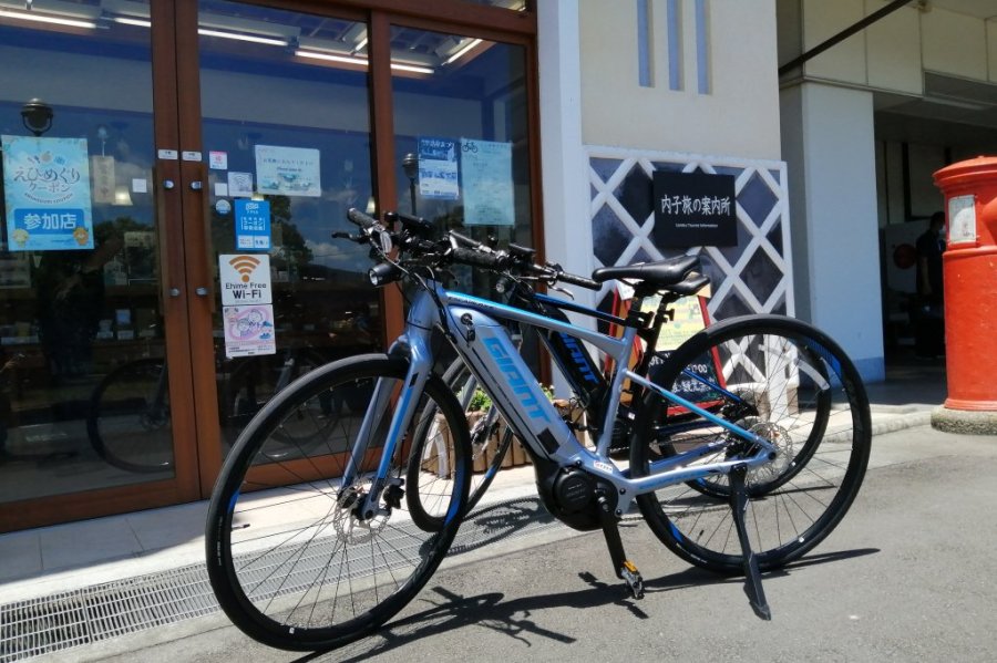 自転車で町並みを走ってみると、散策とはちょっと違った内子が見つかるかも。
