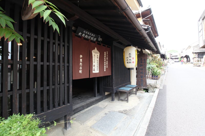 内子の歴史ある町並みの中にある建物で、今も200年続く和蠟燭作りの伝統を守り受け継いでいる。