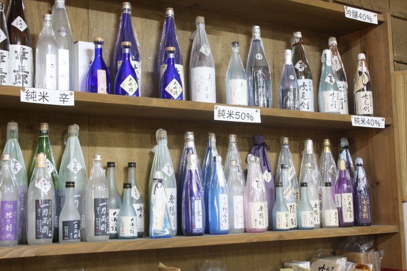 地元で長く親しまれてきた「京ひな」ほか、吟醸造りの日本酒、本格米焼酎、リキュールを製造している。