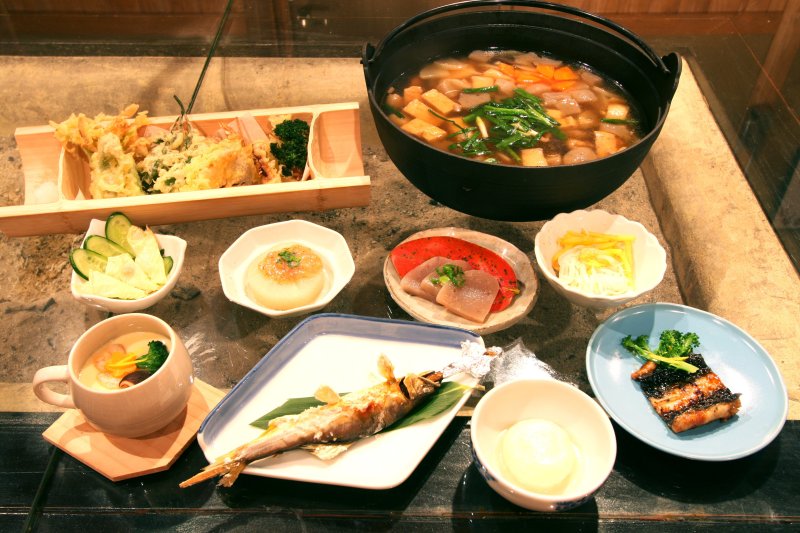 豊富なメニューが食欲をそそる夕食は、地元産の食材を主として作られている。