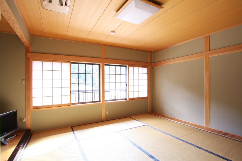 へんろ道沿いに位置するということで、客室内部は遍路が持つ金剛杖（こんごうづえ）を置く場所も設けられている。