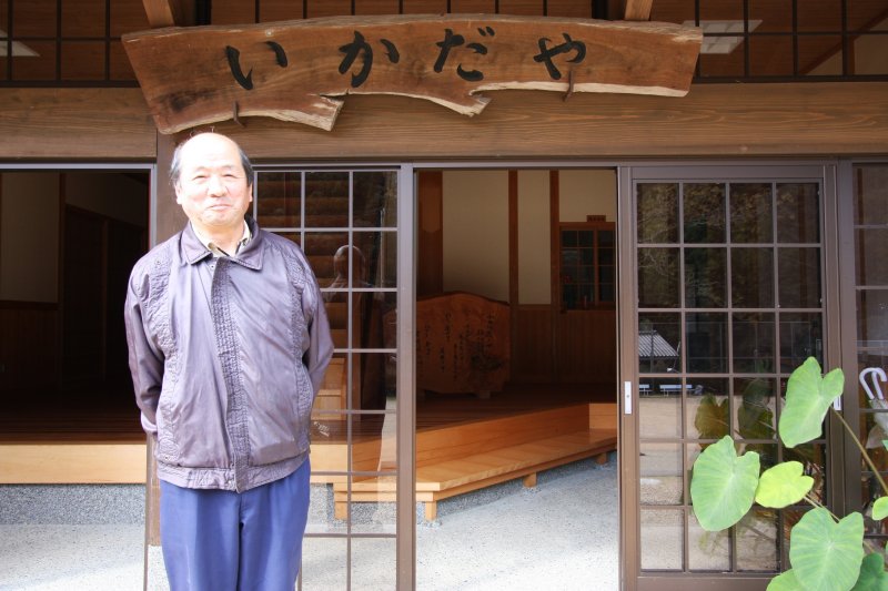 この地域に残されていたへんろ宿を忠実に再現して建てられている「川登筏の里交流センター いかだや」。