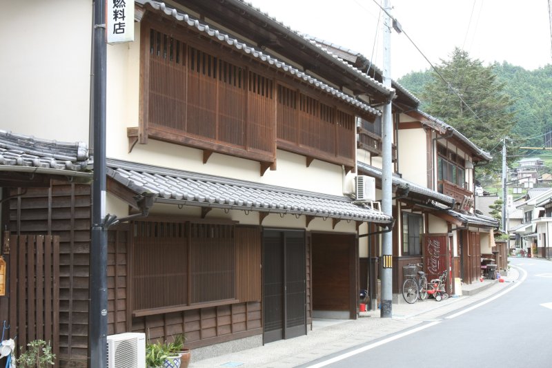 古い町並みが整然と並ぶ、大瀬の成留屋地区。旧村役場や米蔵などの貴重な建物が保存活用されている。