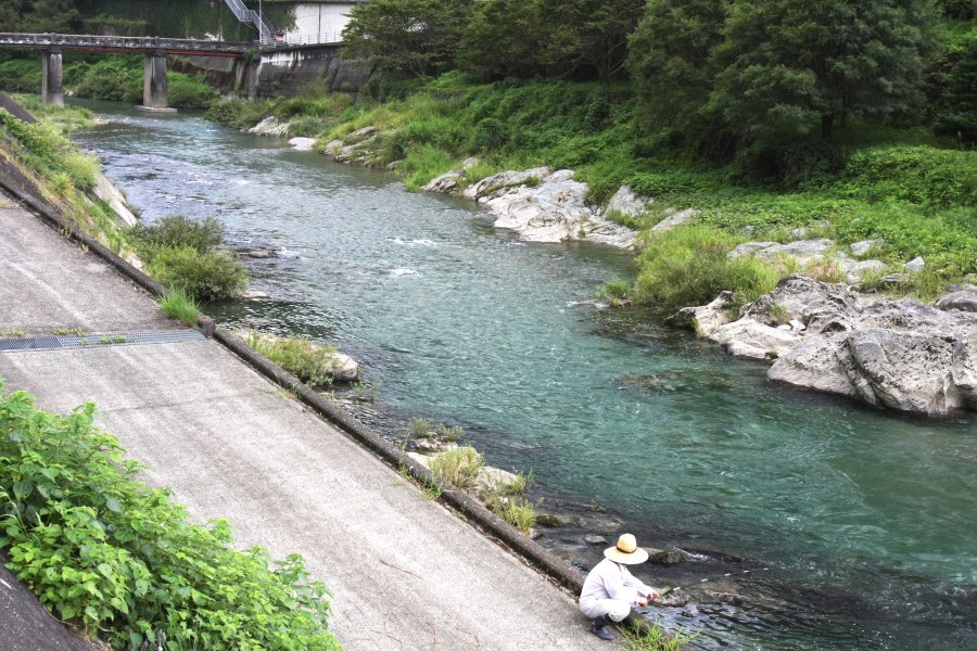 深い山々に囲まれた清流小田川では、渓流釣りや川遊びなども楽しめる絶好の場所。