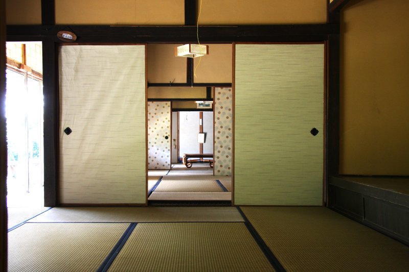 邸内には広々とした和室の部屋があり懐かしい雰囲気が漂う。地域の活動や文化活動などにも利用できる（有料）。
