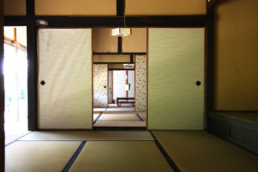 邸内には広々とした和室の部屋があり懐かしい雰囲気が漂う。地域の活動や文化活動などにも利用できる（有料）。