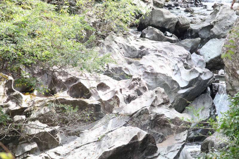 川底に露出する岩盤の割れ目に沿って、川幅の狭くなった所で急流と砂や小石の働きにより甌穴（おうけつ）と呼ばれる穴や溝が作られる。