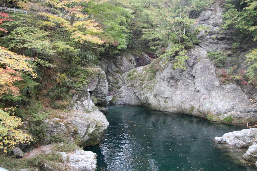 大きな岩に囲まれ、群青色に輝く安芸貞渕を見た人はその妖美な自然美に思わずうなだれる。