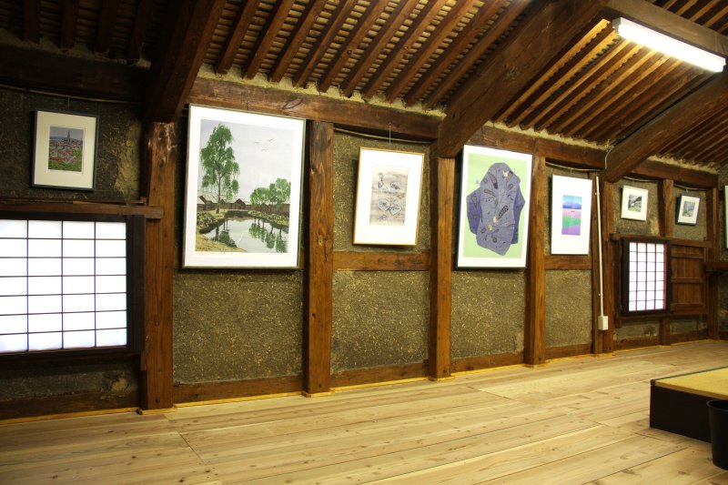 版画作家である森本泰二郎の作品を展示しているアトリエ。土蔵の風情ある展示室となっている。