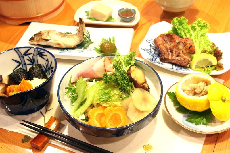 自家栽培した野菜の素朴な味を活かした料理を提供しており、飾らない料理が特徴的。栄養バランスにも配慮された料理は、品数の豊富さも自慢。