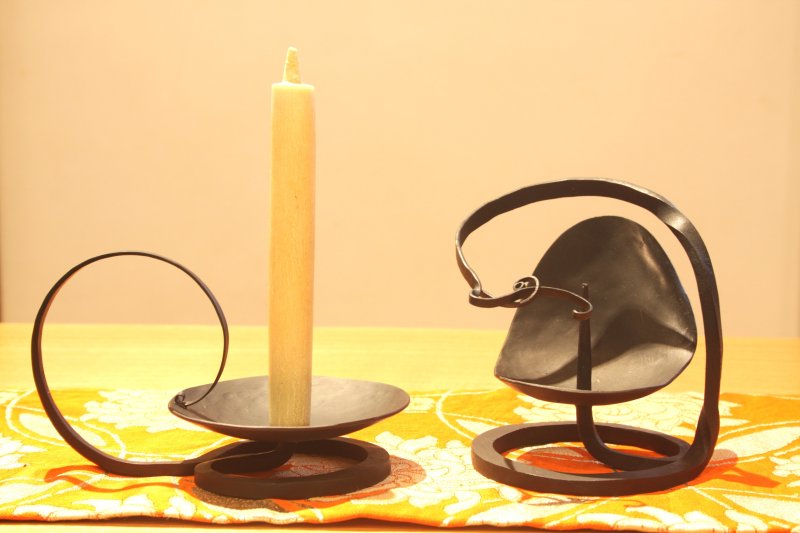 内子町の伝統工芸品である和蠟燭の芯に合わせて作られた燭台は、全てオリジナルデザインであるため、インテリアの1つとして活用する人も多い。
