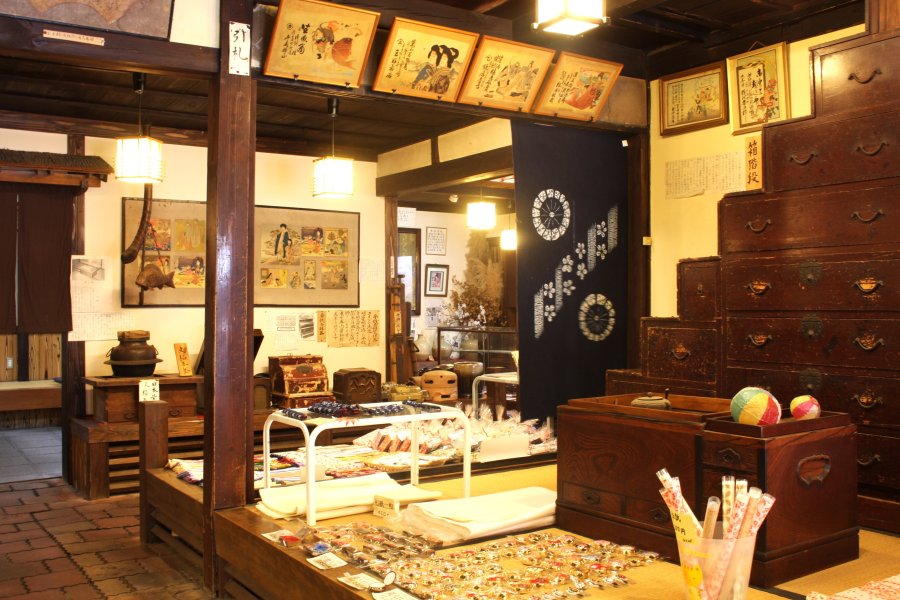店内には、江戸時代の終わりから大正時代にかけ、店の常連に配っていた引き札や、タンス階段などの家具も展示されている。