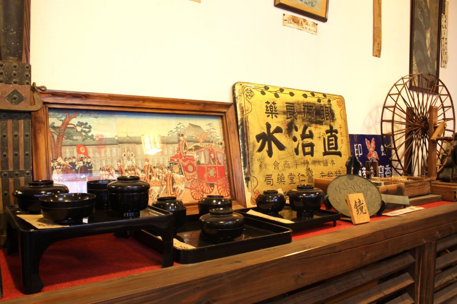 店内の一角では、江戸～明治時代にかけて使われていた日用品の展示を行っている。内子の町並み案内人を務める店主がいれば、展示品について詳しく説明してくれる。