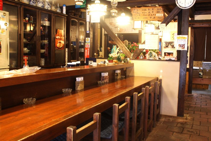 併設されたカフェには、カウンター席が設けられており、店主との会話が弾む空間となっている。