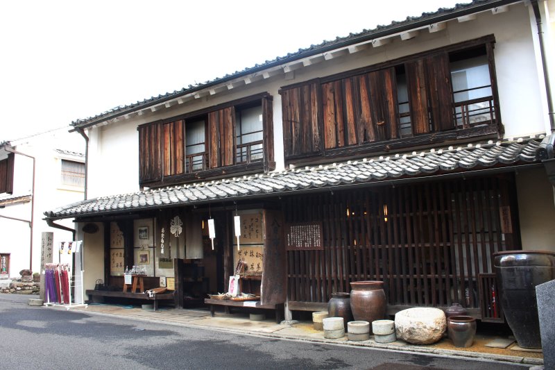 内子町の伝統的建物群保存地区の中に店を構えるあたらし屋は、江戸時代末期に建てられた建物を活用している。